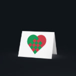 Röd grön danskahjärta helgkort<br><div class="desc">Hjärta formar i rött,  och grönt baserat på traditionell danska planlägger med schackbrädet vävd look.</div>