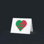 Röd grön danskahjärta helgkort<br><div class="desc">Hjärta formar i rött,  och grönt baserat på traditionell danska planlägger med schackbrädet vävd look.</div>