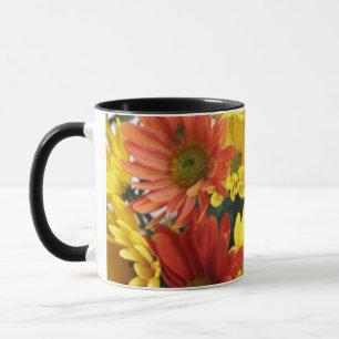 Röd, gult, orange, färgstarka höstblommor i daisyn mugg