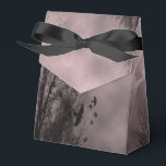 Röd Himlar-mist med radenpartiets favoritruta Presentaskar<br><div class="desc">En bröllop eller ett parti föredrar en presentlåda med en röd mistare Halloween himlar med död träd längs en mörk hemsökt väg,  gotiska ravens och ett grumligt fullt och ett svart band.</div>