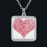 Röd hjärta med identifierar med fingeravtryck silverpläterat halsband<br><div class="desc">Röd hjärta med identifierar med fingeravtryck mönster för valentin dag-,  födelsedagkort-,  årsdag-,  förlovning- och bröllopinbjudan.</div>