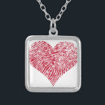 Röd hjärta med identifierar med fingeravtryck silverpläterat halsband<br><div class="desc">Röd hjärta med identifierar med fingeravtryck mönster för valentin dag-,  födelsedagkort-,  årsdag-,  förlovning- och bröllopinbjudan.</div>