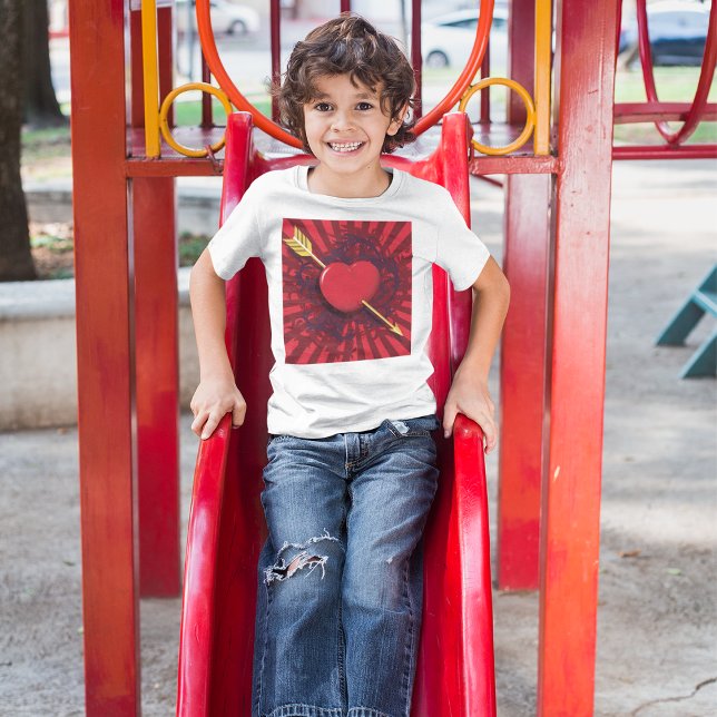 Röd hjärtpil t shirt (Skapare uppladdad)