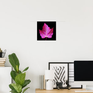 Röd höstlönnblad på svart blommig poster