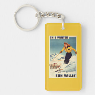 Röd-hövdad kvinna som ler och skidar affischen