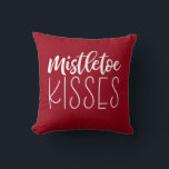 Röd jul Helgdag Dekorativ kudde<br><div class="desc">Jul önskemål och mistletoe kysser! Det är julen! Detta beundransvärda röda och vita dekorativ kudde kommer säkert att lägga till lite helgdag! Baksidan av kudden dekoreras med en svart och röd buffelkontroll mönster. Ställe den på din soffa eller en dekorativ dekorationsstol för en perfekt. Designad av Blackberry Boulevard.</div>