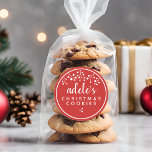 Röd jul-Personlig Runt Klistermärke<br><div class="desc">Lägg till en elegant vid helgdag med de här märkrna. Märket har röda klistermärken,  vita bär,  skript och modern typografi. Dessa klistermärken kommer att fästas väl vid alla yta - plastpåsar,  pappra presentpåsar,  kartong eller glas.</div>