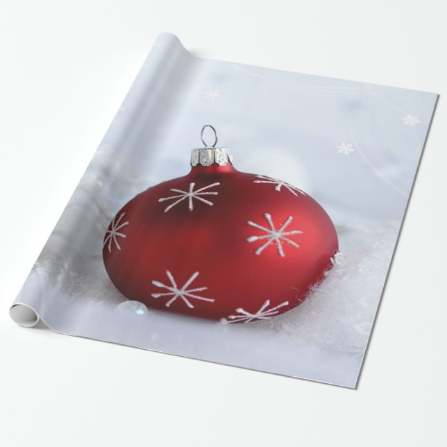 Röd julgransprydnad med snöflingor presentpapper (Utrullad)