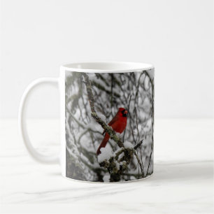 Röd kardinal i en Snö fylld Träd Kaffemugg