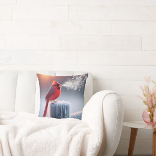 Röd kardinal som sjunger på vinterstängslet kudde