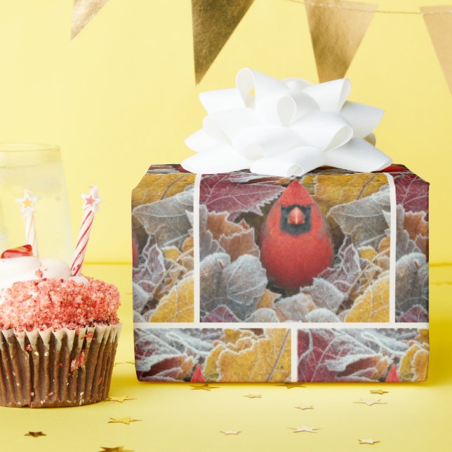 Röd kardinalfågel i frostiga höstlövar presentpapper (Födelsedagsfest)