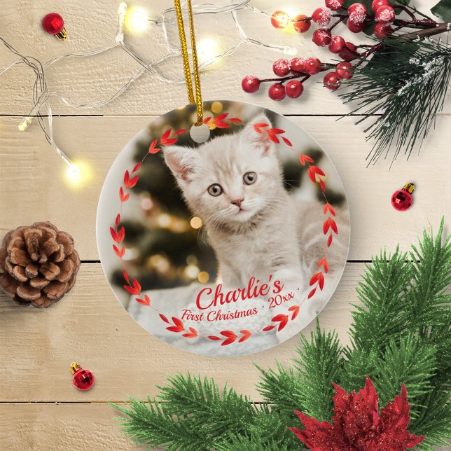 Röd krans katt första julen enkel bild julgransprydnad keramik (Skapare uppladdad)