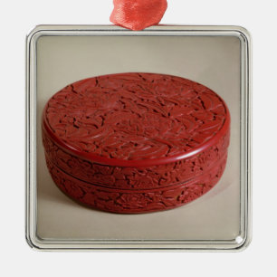 Röd lacquer boxas dekorerat med pioner, 1426-27 julgransprydnad metall
