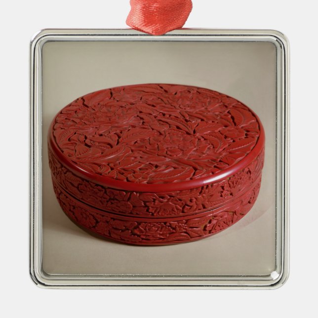 Röd lacquer boxas dekorerat med pioner, 1426-27 julgransprydnad metall (Framsidan)