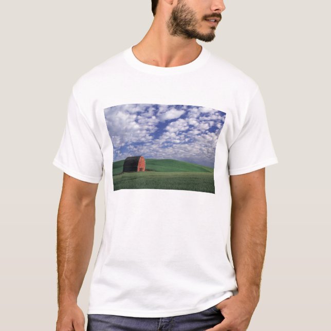 Röd lada i vete- och kornfält i Whitman Tee (Framsida)