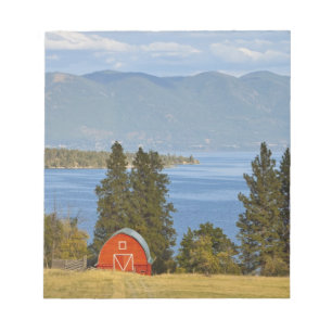 Röd lada ligger längs den natursköna Flathead Lake Anteckningsblock