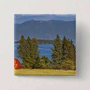 Röd lada ligger längs den natursköna Flathead Lake Knapp