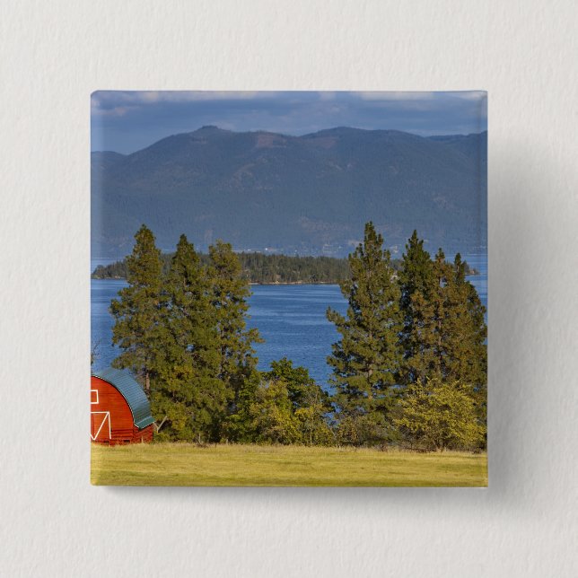 Röd lada ligger längs den natursköna Flathead Lake Knapp (Framsida)