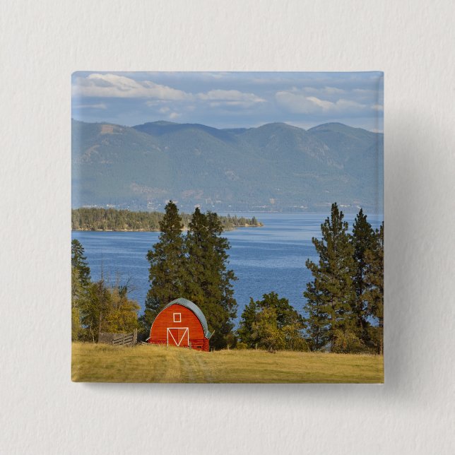 Röd lada ligger längs den natursköna Flathead Lake Knapp (Framsida)