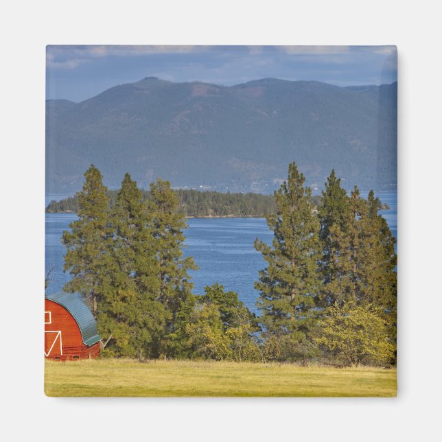 Röd lada ligger längs den natursköna Flathead Lake Magnet (Framsidan)
