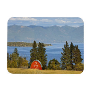 Röd lada ligger längs den natursköna Flathead Lake Magnet