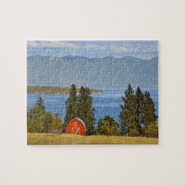 Röd lada ligger längs den natursköna Flathead Lake Pussel (Horisontell)