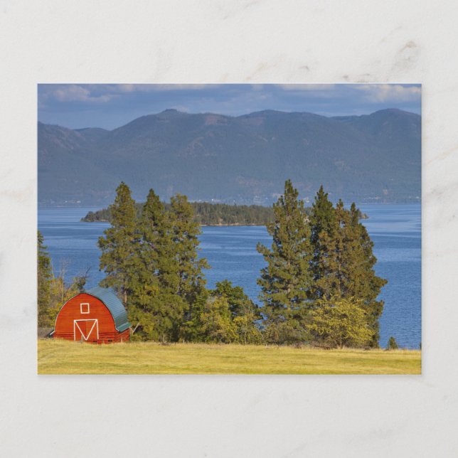 Röd lada ligger längs den natursköna Flathead Lake Vykort (Framsida)