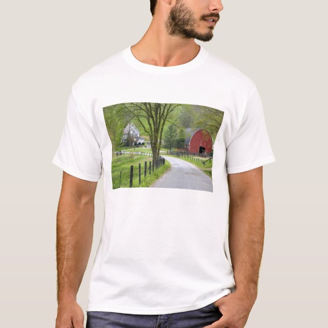 Röd lada och bondgård nära Berlin, Ohio. Tee (Framsida)
