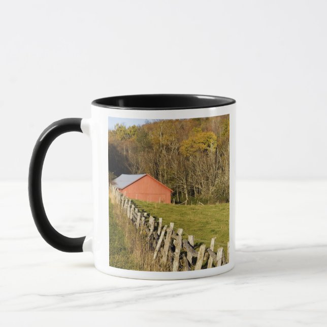 Röd lada och staket längs Blue ridge Mugg (Vänster)