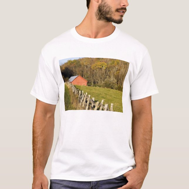 Röd lada och staket längs Blue ridge Tee (Framsida)