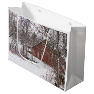 Röd ladugård i snön