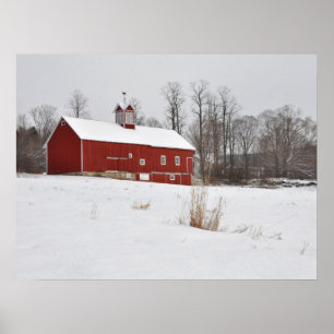 Röd ladugård i snön poster