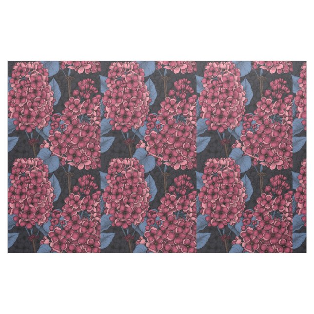 Röd lilak på mörk blått tyg (Fat Quarter)