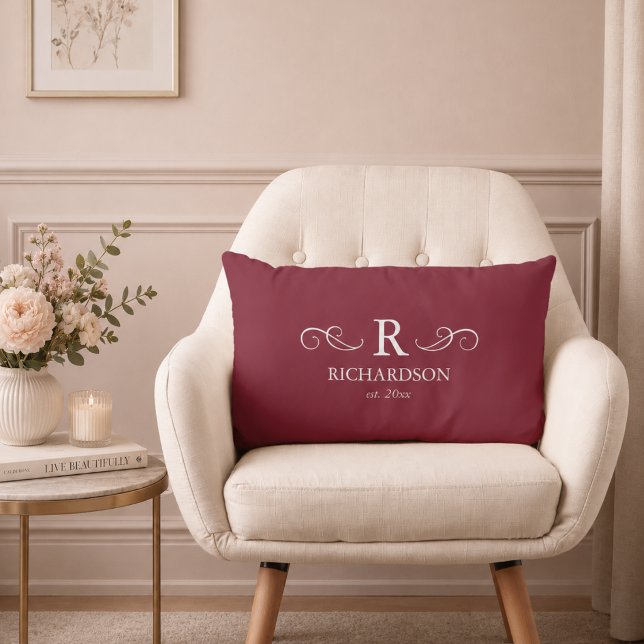 Röd Monogram Ländkudde Lumbarkudde (elegant custom family name monogram with est date burgundy red lumbar pillow housewarming gift )