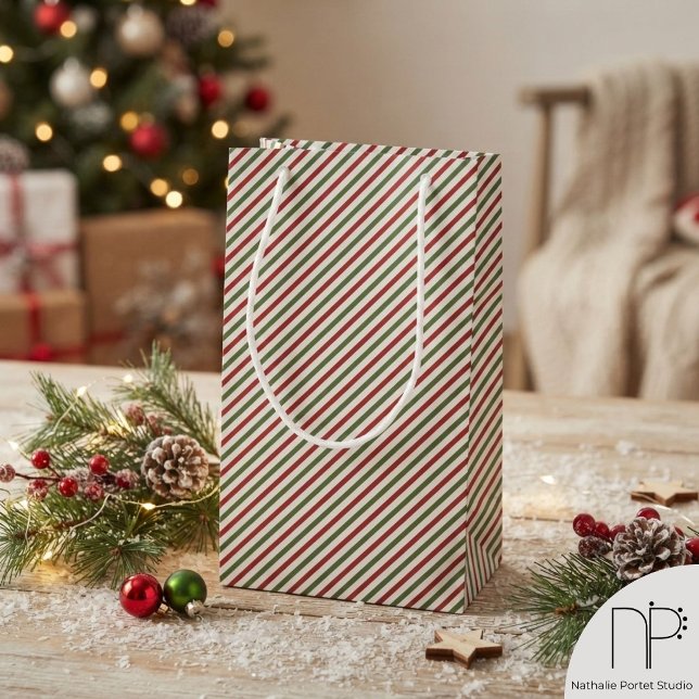 Röd och grön randig påse (This elegant red and green pinstripe gift bag features a chic and timeless pattern for any occasion.)