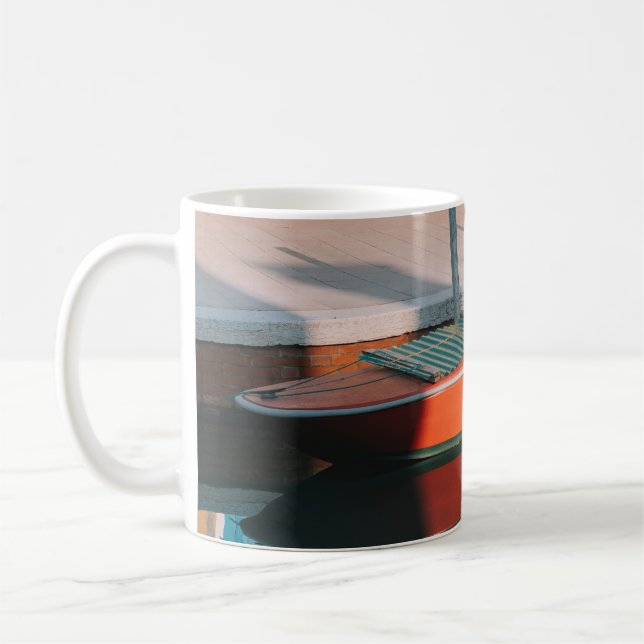 RÖD OCH GRÖNT AV BOAT-DOKUMENT PÅ DOCK KAFFEMUGG (Vänster)