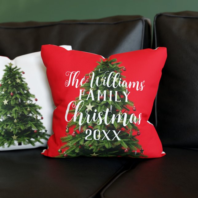 Röd och Grönt Julgran Festive Dekorativ kudde (Add your family name and year established to this festive red throw pillow. It's double sided!)