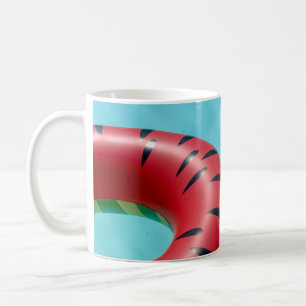 Röd och grönt livboj på simning i bassäng kaffemugg
