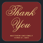 Röd- och Guld bröllopsstiftare Fyrkantigt Klistermärke<br><div class="desc">Elegantens röda bröllopsmärke. Anpassa den med din favoritbakgrund färg och text.</div>