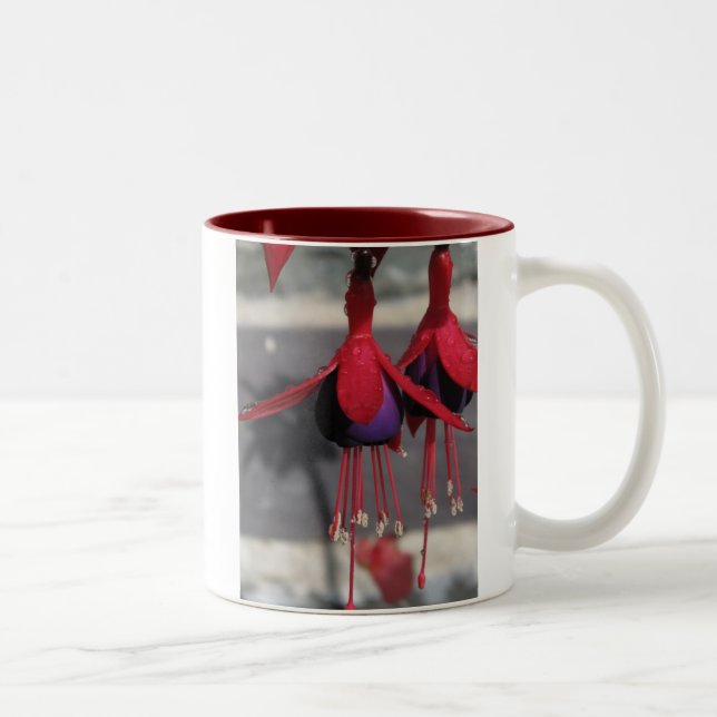 Röd och lila Blommor med regndroppar Två-Tonad Mugg (Höger)