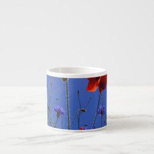 Röd och lila ro som omfattar blå himmel och sol espressomugg