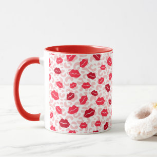 Röd och maronsk Läppar på Rosa Mönster Mugg