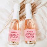 Röd och Rosa Bachelorette Champagne<br><div class="desc">Perfekten som läggs till i din bachelorette-grupp är att föredra insamling. Den här etiketten är ett perfekt val för bachelorette bridesmaid-presenter, skapar att din bachelorette-presentsäck ska stå ut. Fira i stil med teman som berusat i kärlek bachelorette, rosa bachelorette party och vegas bachelorette party. Vare sig du är på väg...</div>