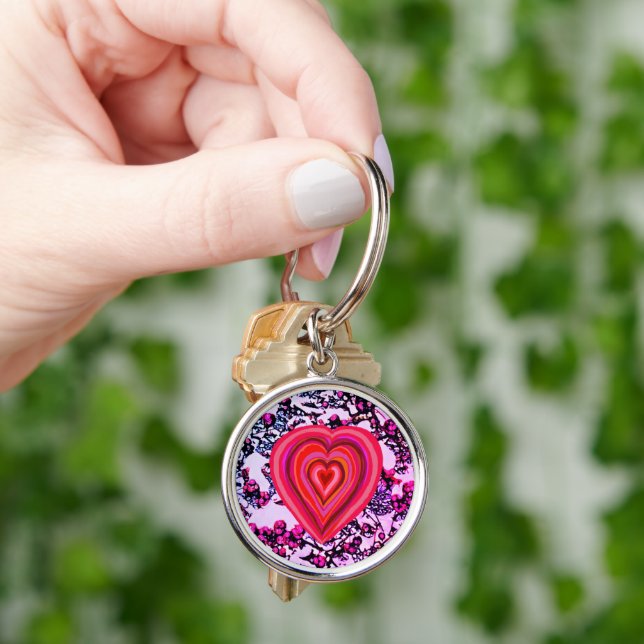 röd och rosa hjärtnyckelring rund silverfärgad nyckelring (Hand)