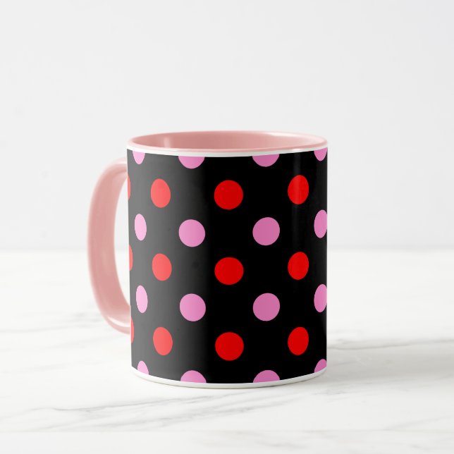 Röd och rosa på svart prickig design  mugg (Framsida vänster)