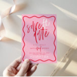 Röd och Rosa Wave Spara datum Inbjudningar<br><div class="desc">Det här är modern rosa och rött när du sparar datumet med ett fet kalligrafteckensnitt och vågigt rektangel. Redigera ALLA färg och de flesta formuleringarna* ("spara datumet", "och", "formell inbjudan att följa" är inte redigerbara // Om du vill ha matchande artiklar går du till "DELILAH"-samlingen i Nicole Zazzle-butiken med vänlig...</div>