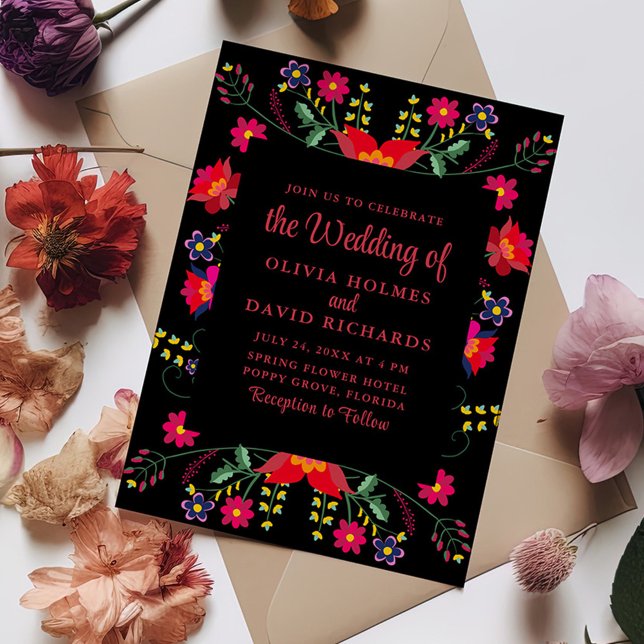 Röd och svart blomsterlig mexikansk bröllopsfestiv inbjudningar (Red and Black Floral Fiesta Mexicana Wedding Invitation on a table with colorful flowers.)