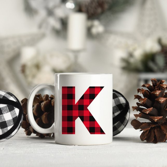Röd och svart Buffalo-rutig fet bokstav K-monogram Kaffemugg (Letter K Monogram Christmas Coffee Cup)