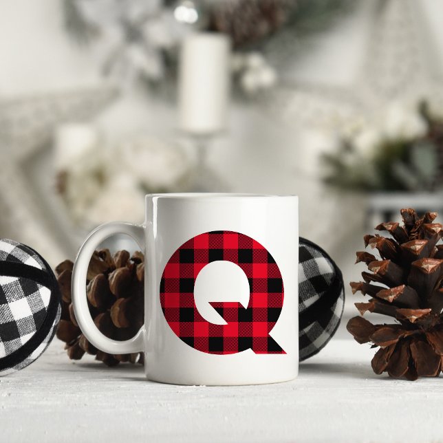 Röd och svart Buffalo-rutig fet bokstav Q-monogram Kaffemugg (Letter Q Monogram Christmas Coffee Cup)
