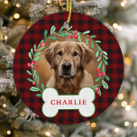 Röd och svart Hund Fotojul - andedräkt Julgransprydnad Keramik<br><div class="desc">Lägg till ett rejält tryck till din helgdag med den här personligen rött och svart buffel pläderat hund fotokrans utsmyckning. Den här prydnaden är en perfekt för hundälskare som vill visa sina vänner i håriget på Julgran. De har en feg krans med löv och bär som omger ditt husfoto. Ett...</div>